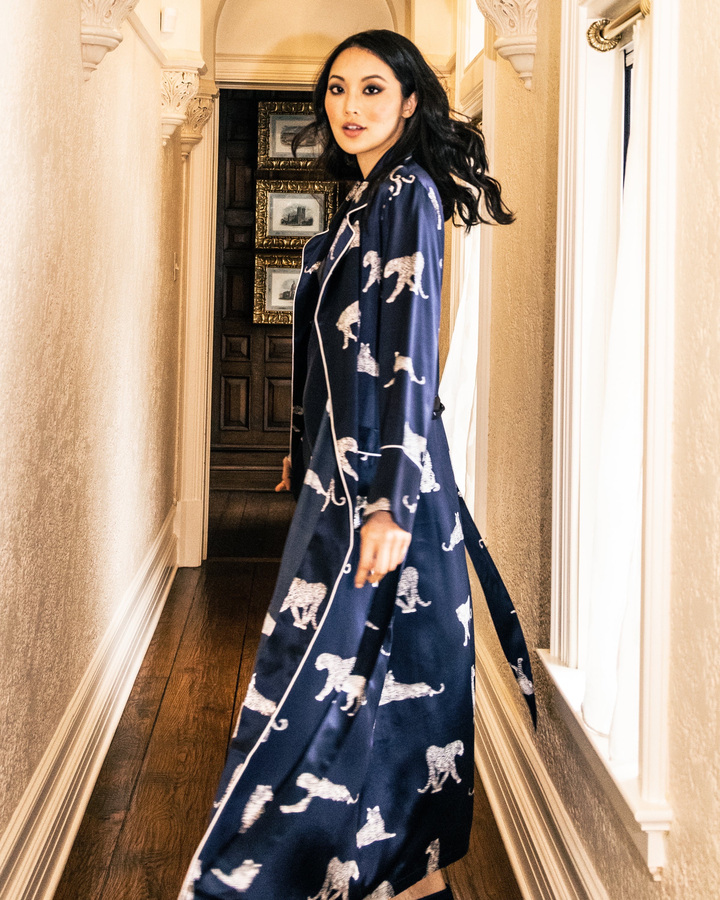 Women's Silk Long Robe in Panthère de Nuit - Image 3