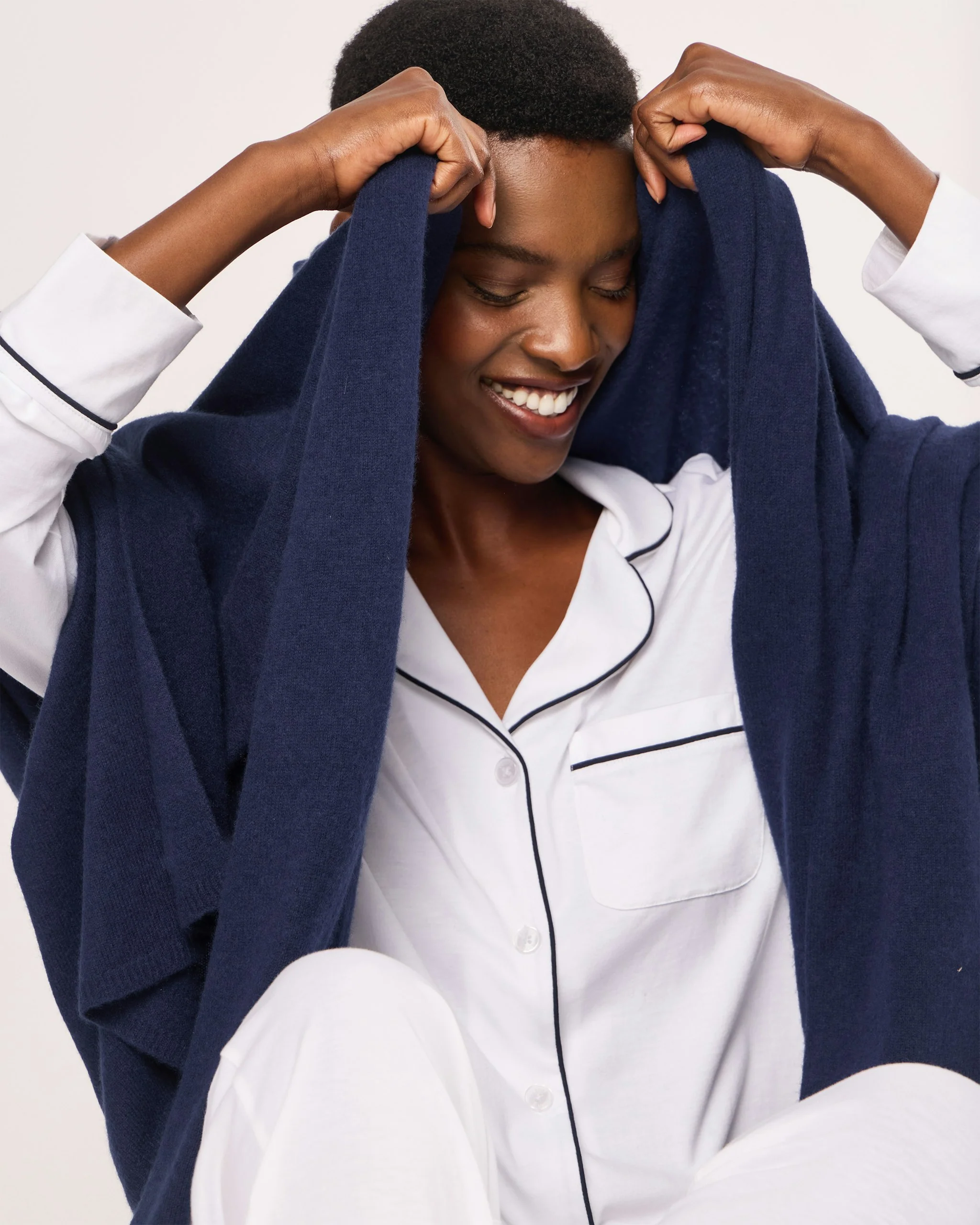 Women's Cashmere Wrap in Black - Image 16