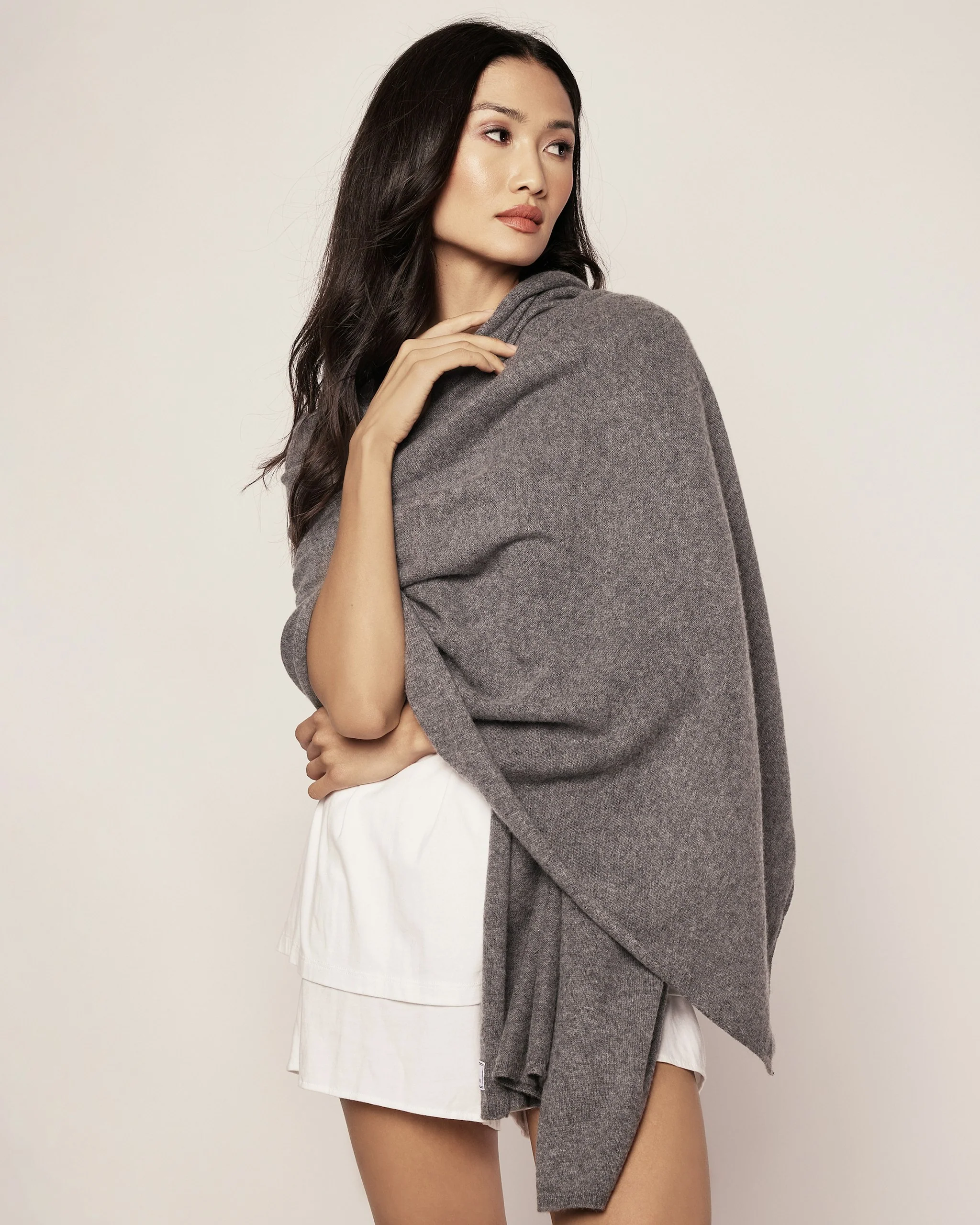 Women's Cashmere Wrap in Black - Image 8